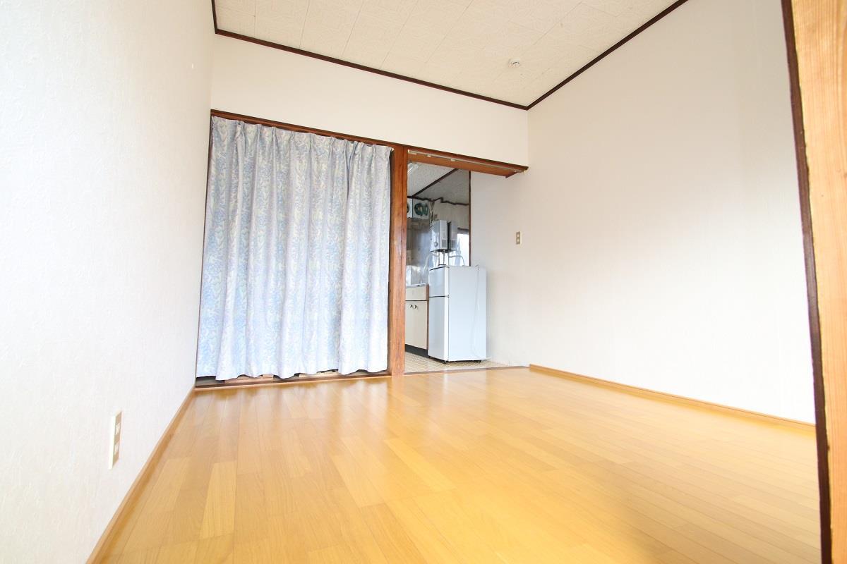 居室・リビング　南向きの5.5帖洋間です