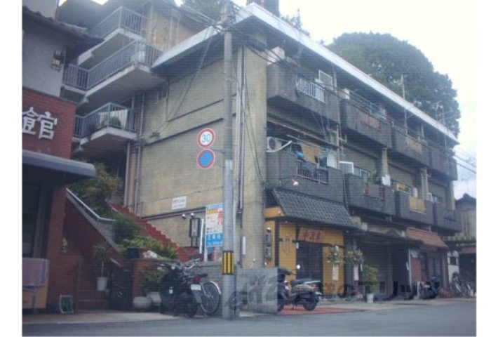 京都市山科区日ノ岡坂脇町のマンションの建物外観