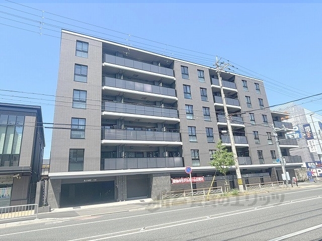 京都市中京区西ノ京南大炊御門町のマンションの建物外観