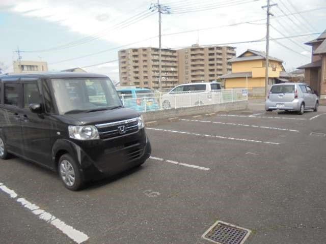 【高松市仏生山町のアパートの駐車場】