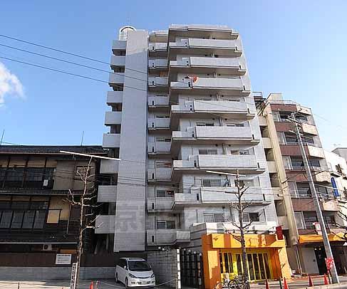 【京都市下京区平居町のマンションの建物外観】