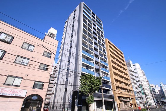 【広島市南区大須賀町のマンションの建物外観】