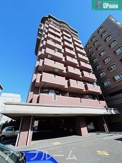 小牧市中央のマンションの建物外観