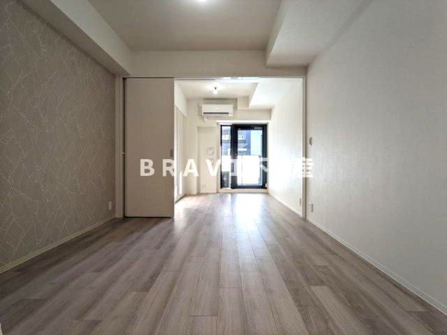 居室・リビング　【コンフォリア・リヴ北久宝寺Q】広いリビングでゆったり過ごせ