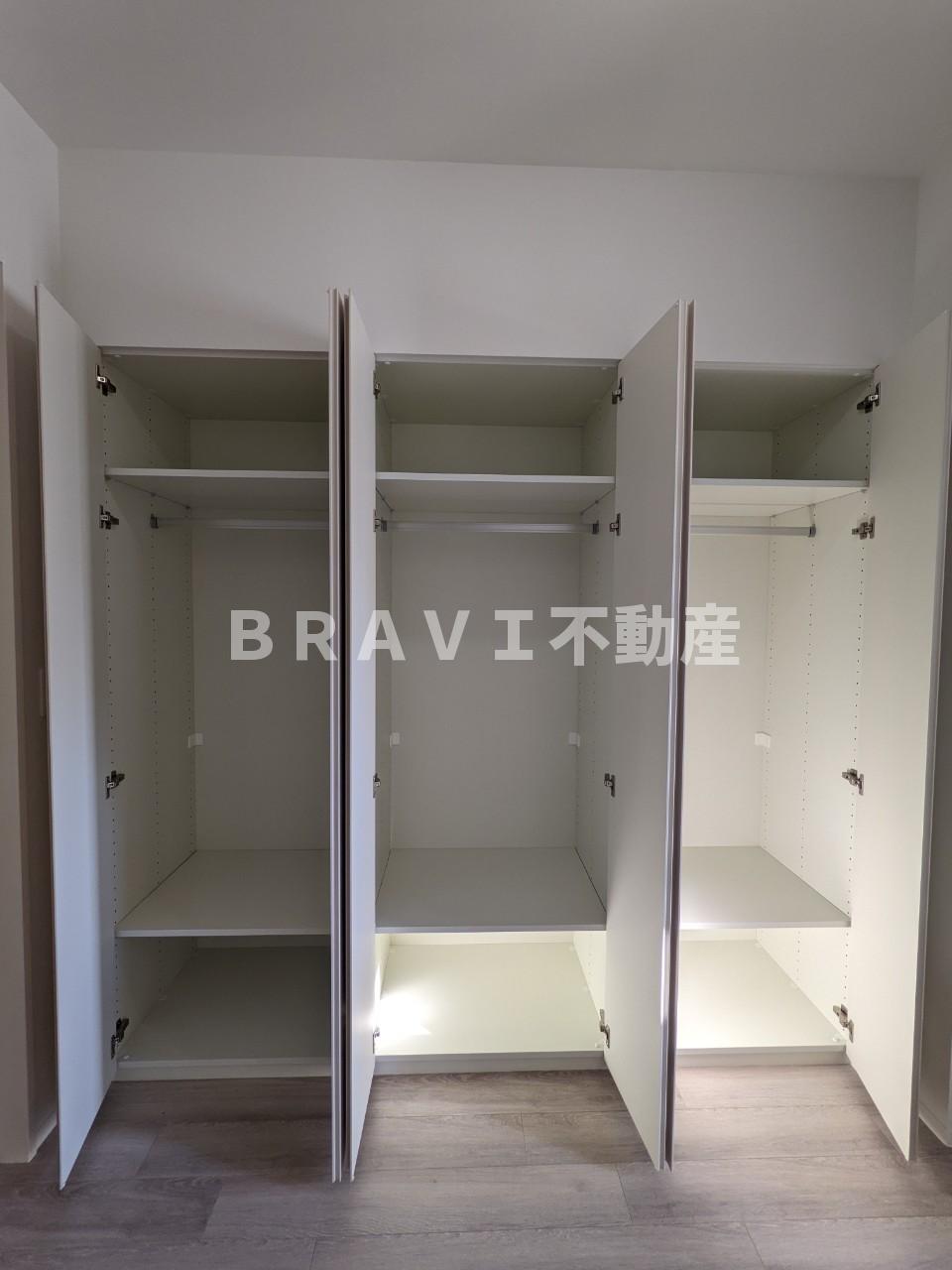収納　【コンフォリア・リヴ北久宝寺Q】収納豊富なクローゼット