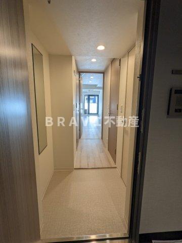 玄関　【コンフォリア・リヴ北久宝寺Q】広い玄関で身だしなみチェック