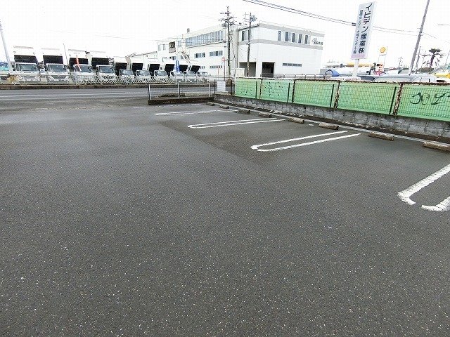 【ソラーレロッソの駐車場】