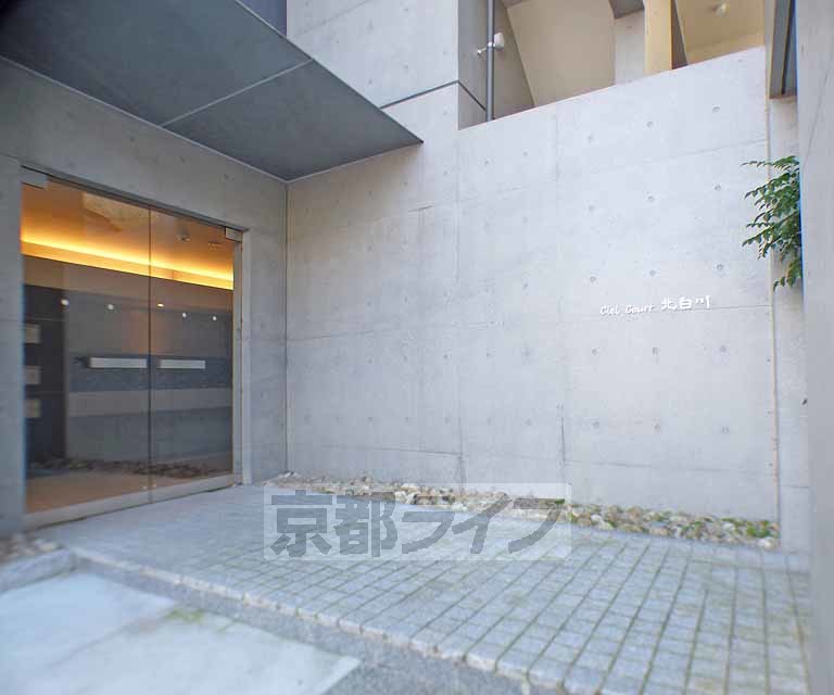 【京都市左京区北白川西蔦町のマンションのエントランス】