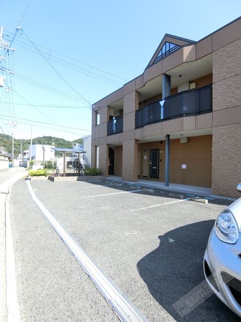 【和歌山市本脇のアパートの駐車場】