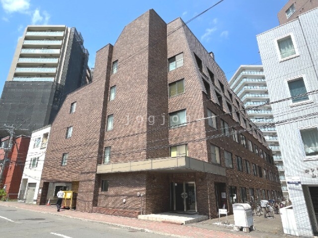 札幌市西区琴似二条のマンションの建物外観