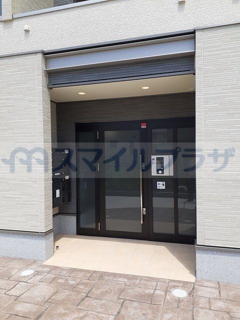 【さいたま市見沼区春岡のアパートのエントランス】