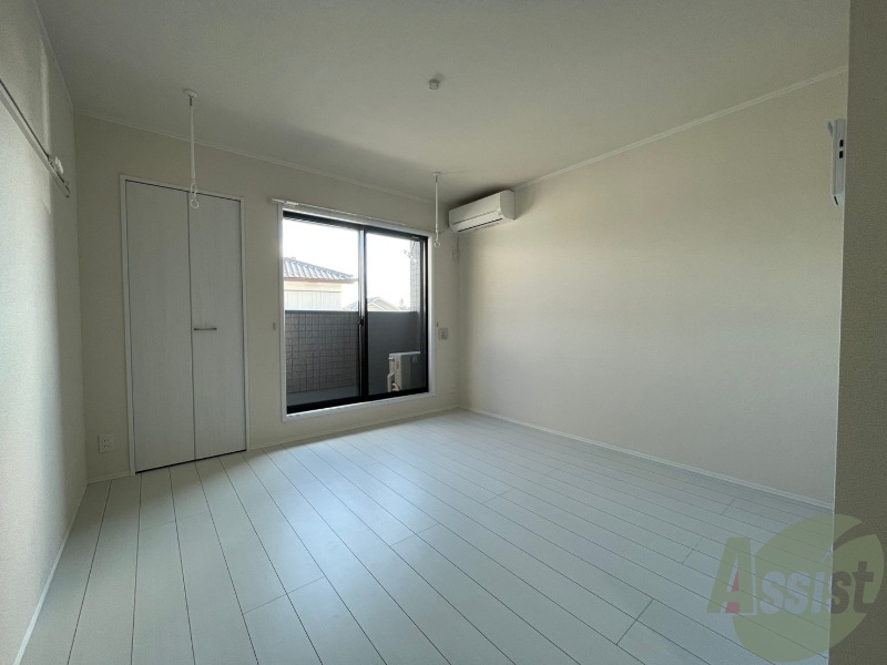 居室・リビング　７．３畳の洋室は広々としており快適です。