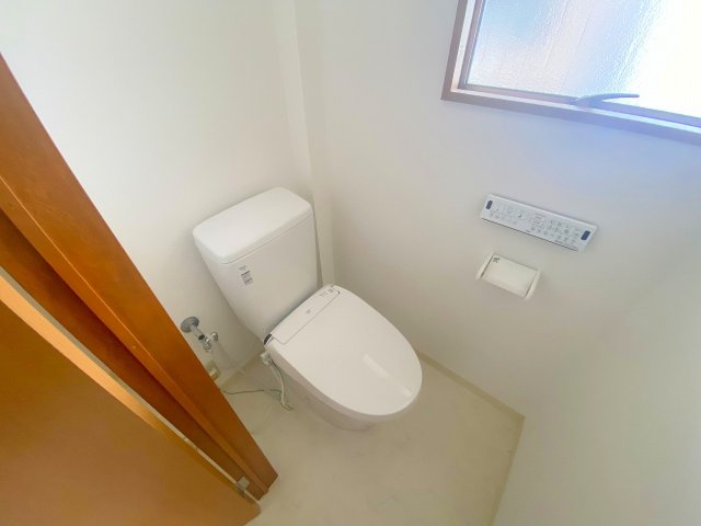 トイレ　落ち着いた色調のトイレです