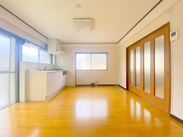 居室・リビング　2面採光で明るいリビングとなっております！