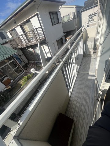 バルコニー　暖かな日差しのふりそそぐバルコニー