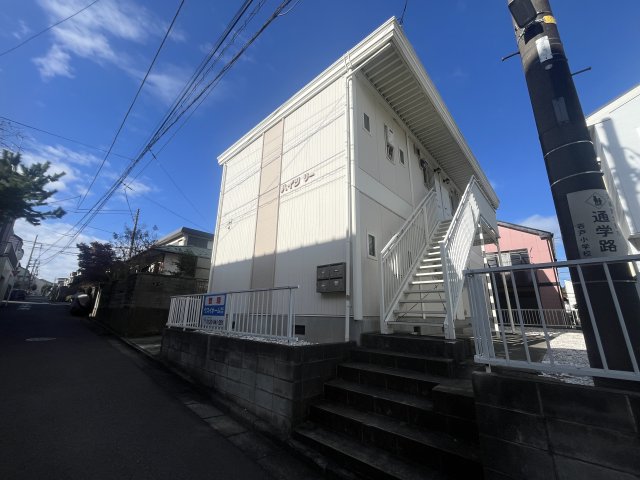 建物外観　かわいらしいクリーム色の物件です