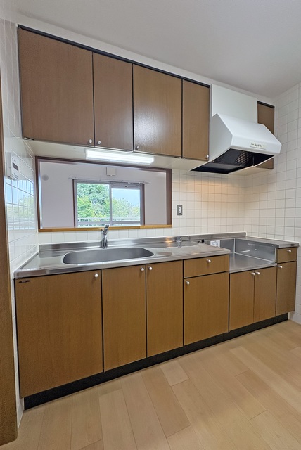 キッチン　木目調で温かみが感じられるキッチン