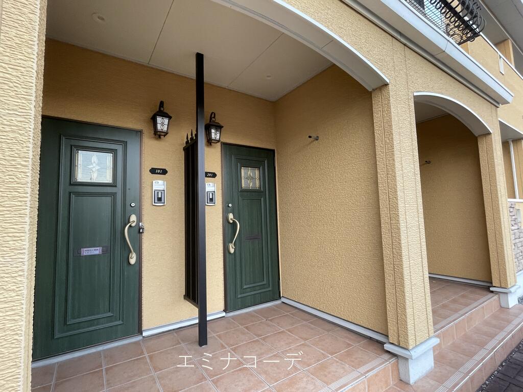 エントランス　グリーンのドアが映えます。