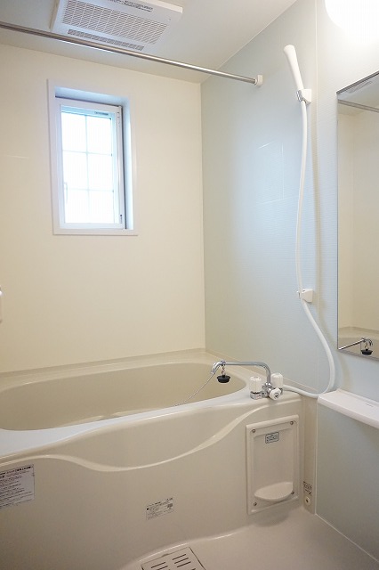 バス・シャワールーム　浴室乾燥機と追い炊き機能があります。