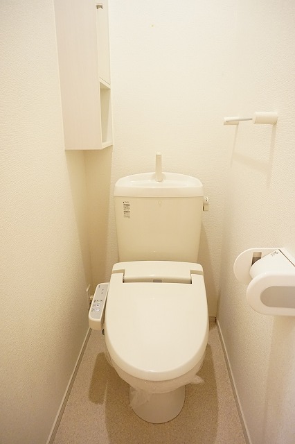 トイレ　壁面の棚が便利です。