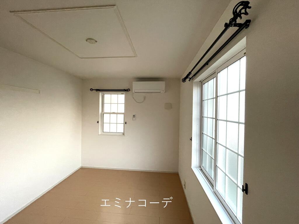 その他部屋・スペース　エアコンは2台あります。カーテンレールがおしゃれ。