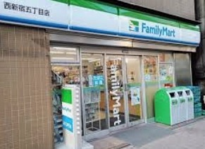 コンビニ　ファミリーマート 西新宿五丁目店（コンビニ）まで129m