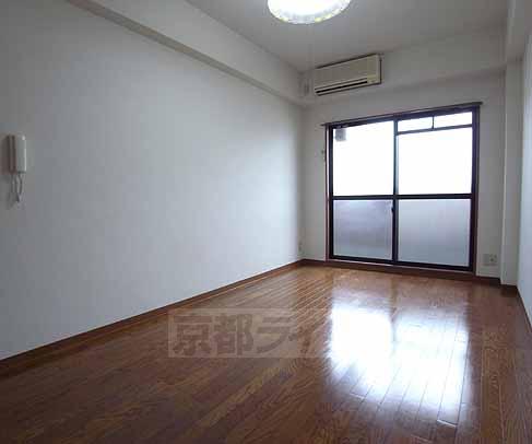 居室・リビング　ペットと一緒に住めます。