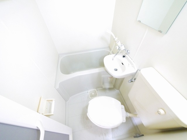 トイレ　お掃除しやすいユニットバスタイプ。