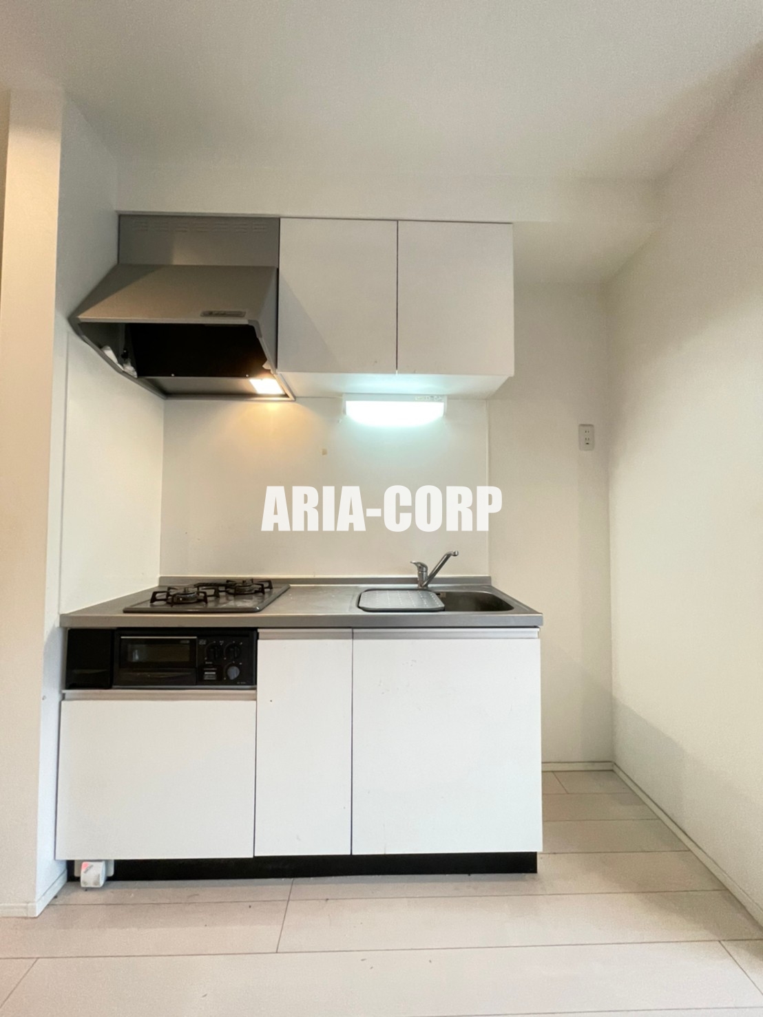 キッチン　２口コンロ、グリル付きのシステムキッチン完備！