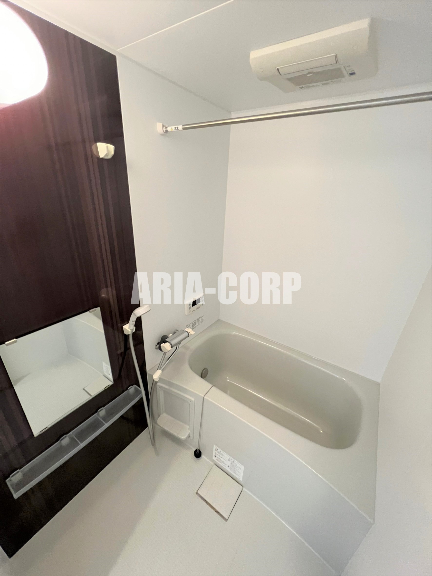 バス・シャワールーム　追焚き浴室乾燥付。カラーパネル採用でお洒落なバスルームです。