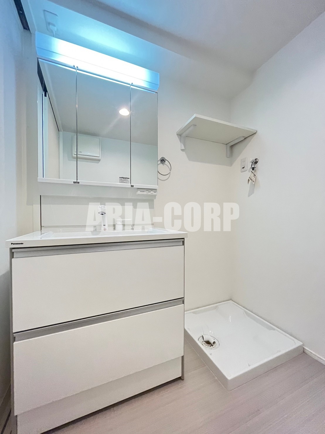 洗面設備　ゆとりある脱衣所スペース！三面鏡タイプの独立洗面台です！