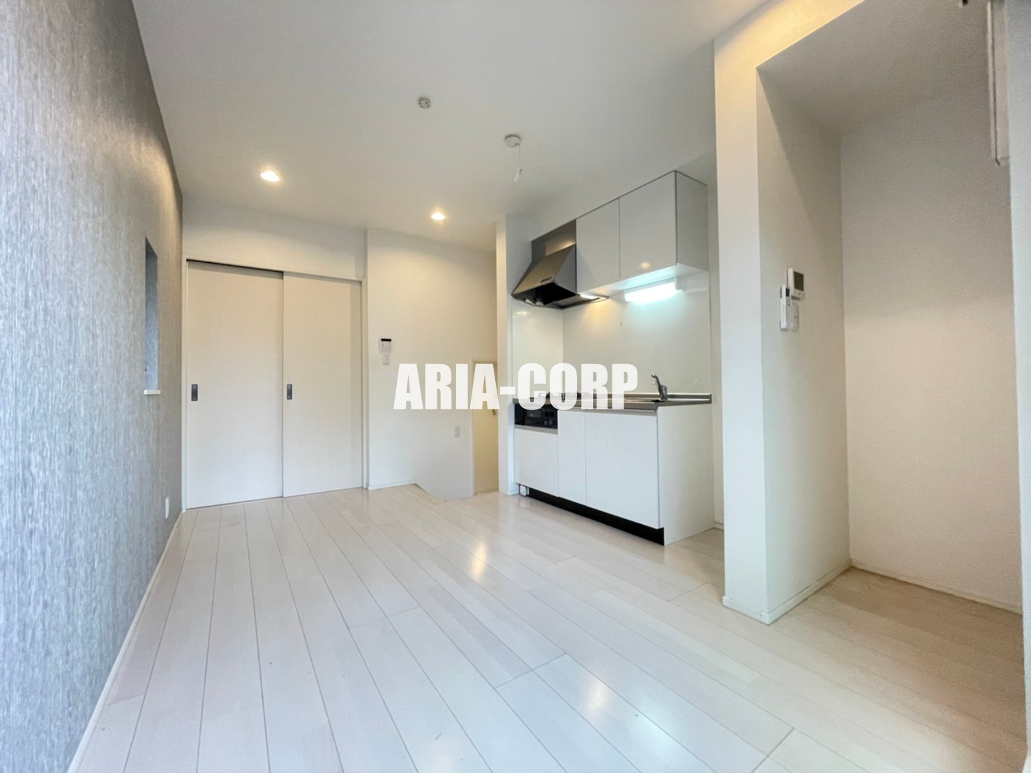 居室・リビング　白を基調とした明るい雰囲気のお部屋です♪