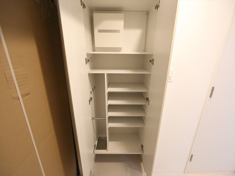 玄関　玄関　シューズボックス付（収納充実してます）