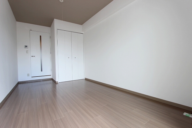 居室・リビング　同物件、別号室のものです。