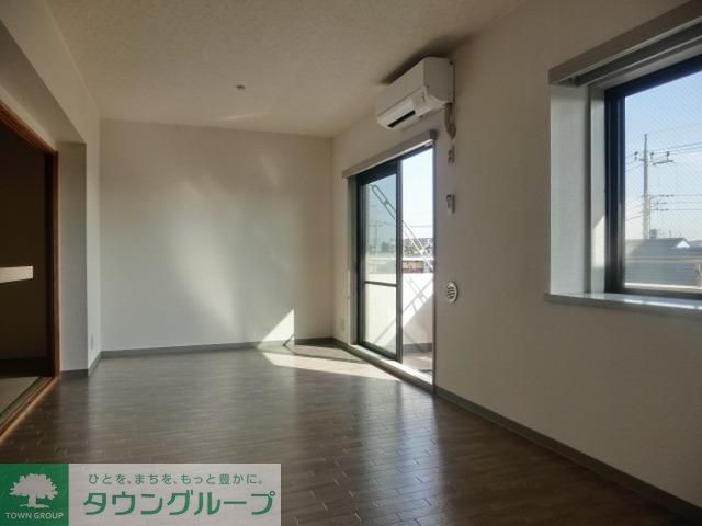 居室・リビング　広々とした綺麗なフローリング