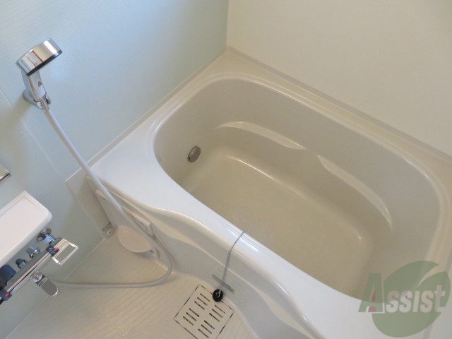 バス・シャワールーム　バスルームは狭すぎず、シャワーも浴びやすそうです。