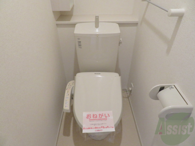 トイレ　ウォシュレット機能がついたトイレです。安心して使用できますね