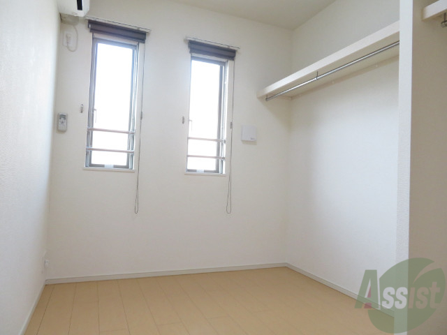 その他部屋・スペース　４．１帖の洋室です。広々として、きれいですね。