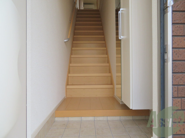 玄関　玄関の様子です。明るい印象ですね。気分もあがりそう。