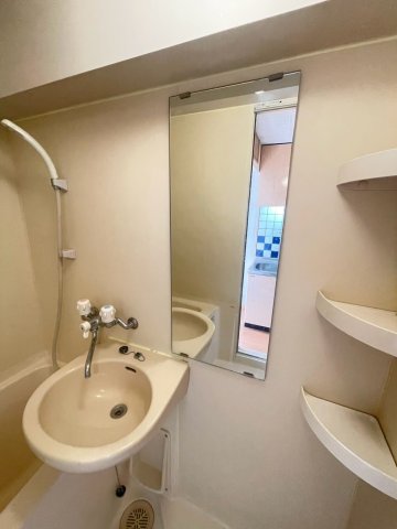 洗面設備　ゆったりとした居間です