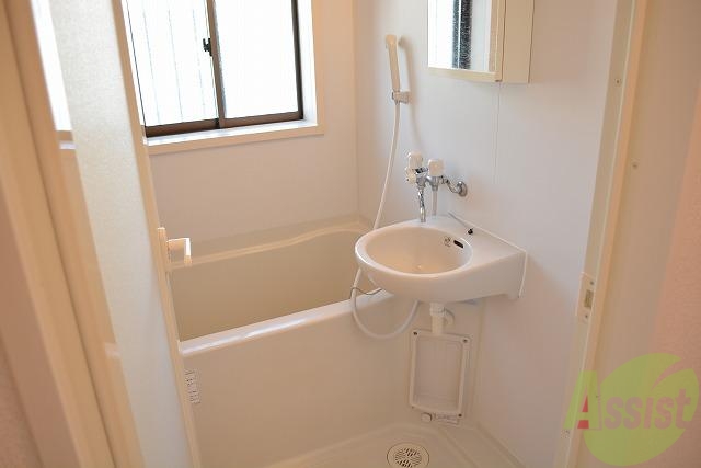 バス・シャワールーム　真っ白浴室