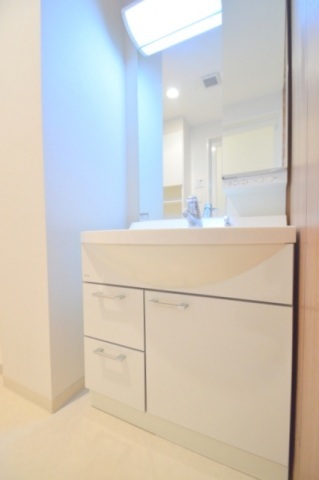 洗面設備　写真は別のお部屋です。※現況を優先します