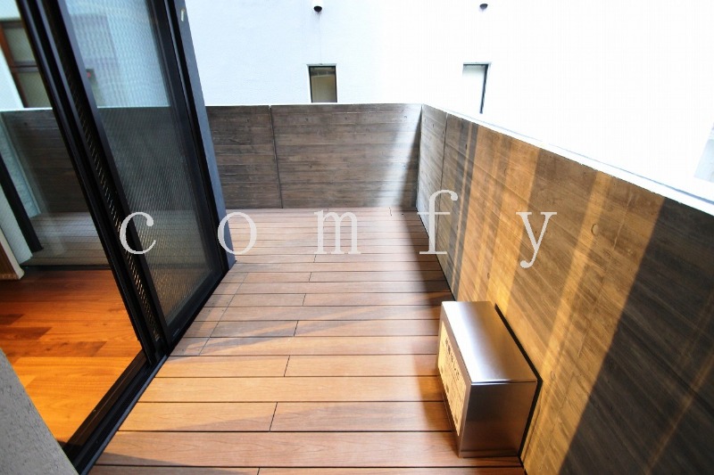 バルコニー　気持ちの良いウッドデッキ