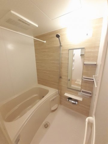 バス・シャワールーム　コンパクトで使いやすいお風呂です