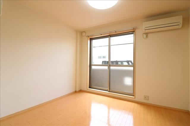 居室・リビング　エアコンつきの明るい洋室です。