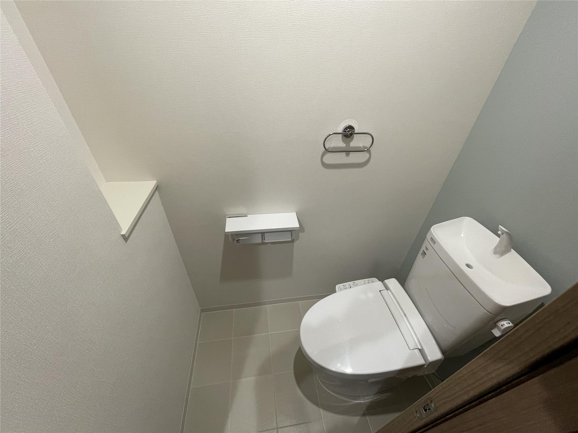 トイレ　便利な棚付きです