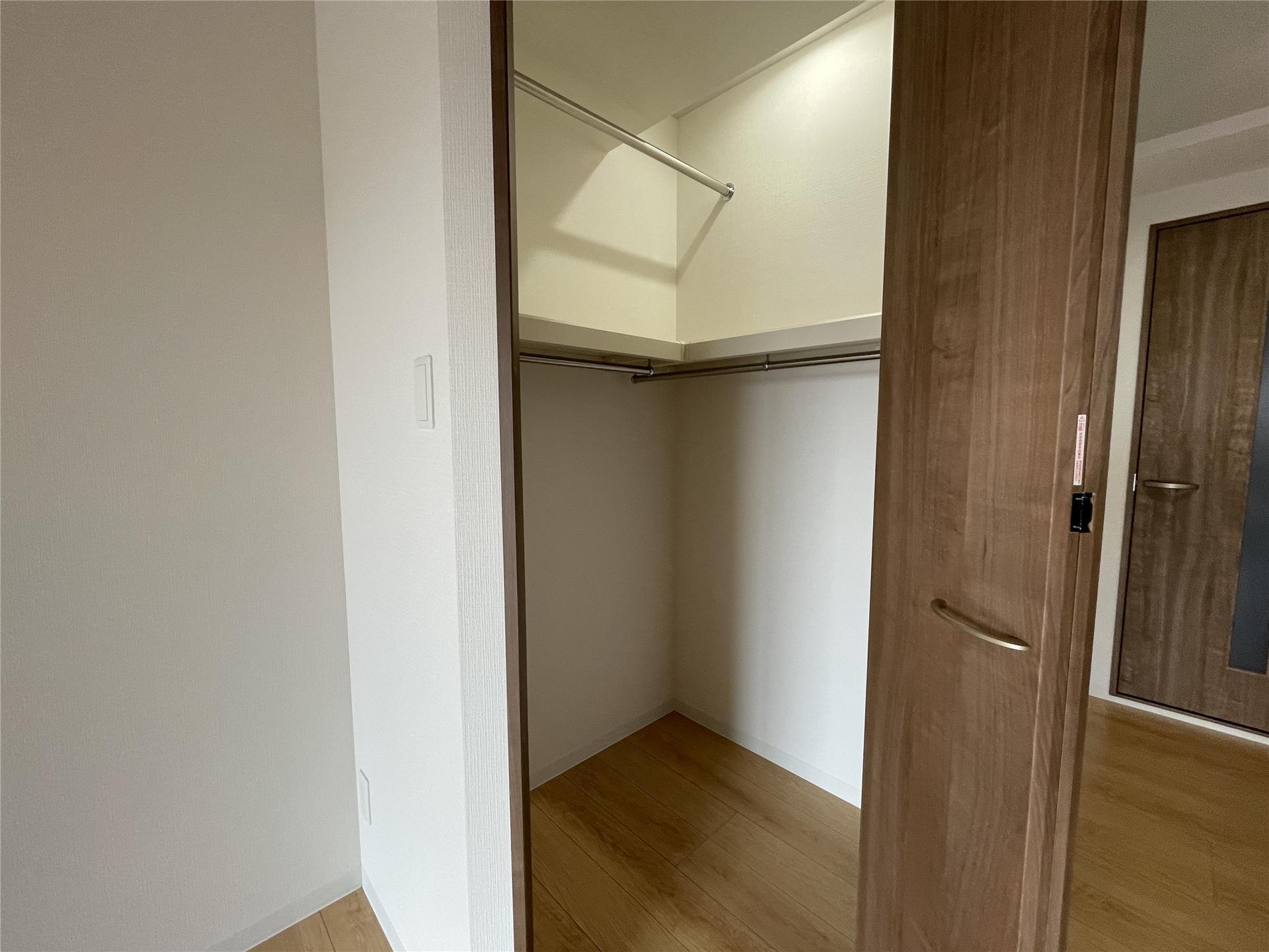 収納　二段式のウォークインクローゼットです