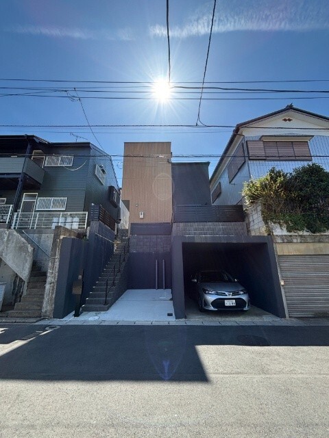 エントランス　２台駐車も可能なカースペースと高台の居住空間。