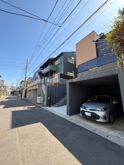 ロビー　広々とした前面道路よ落ち着きある街並み