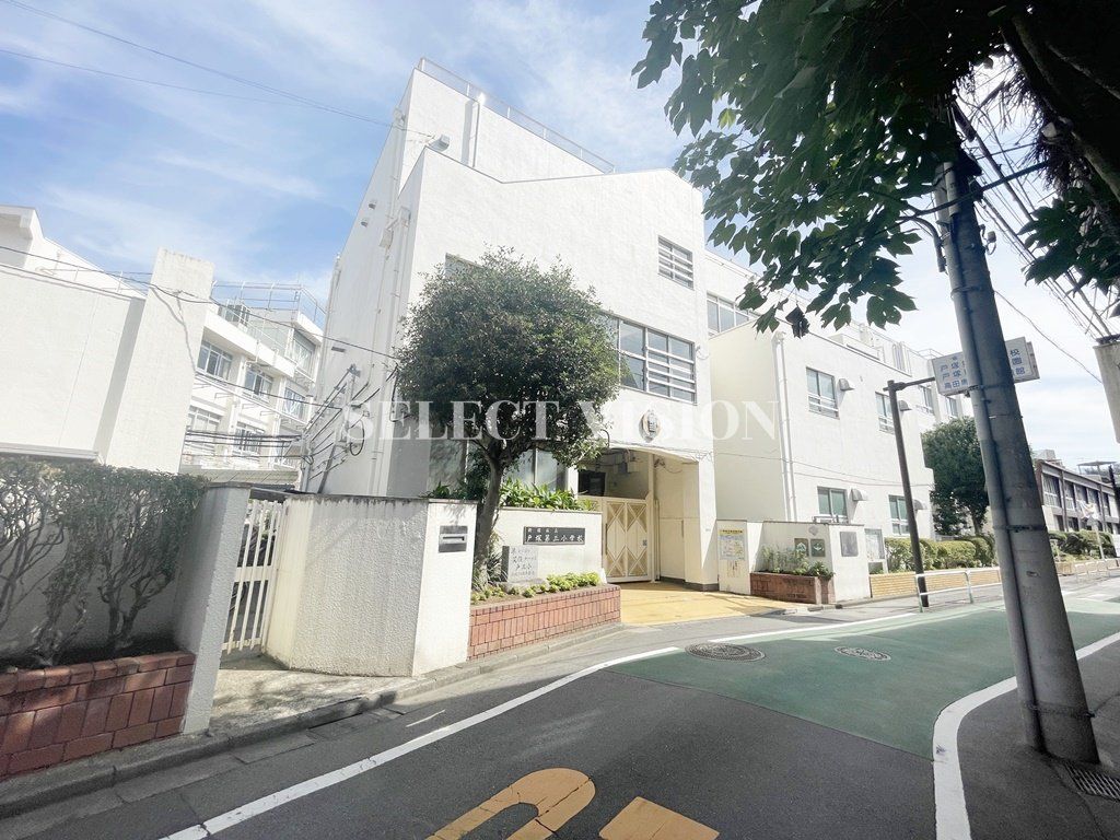 小学校　新宿区立戸塚第三小学校（小学校）まで270m